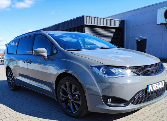 Chrysler Pacifica cena 137900 przebieg: 100000, rok produkcji 2020 z Koszalin małe 667